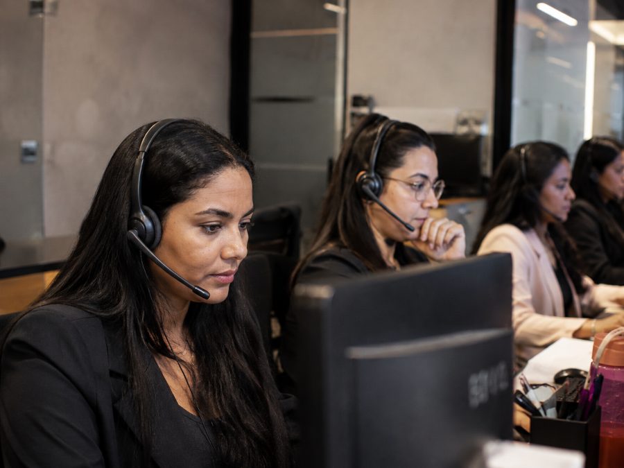 Equipe comercial em rotina de atendimento